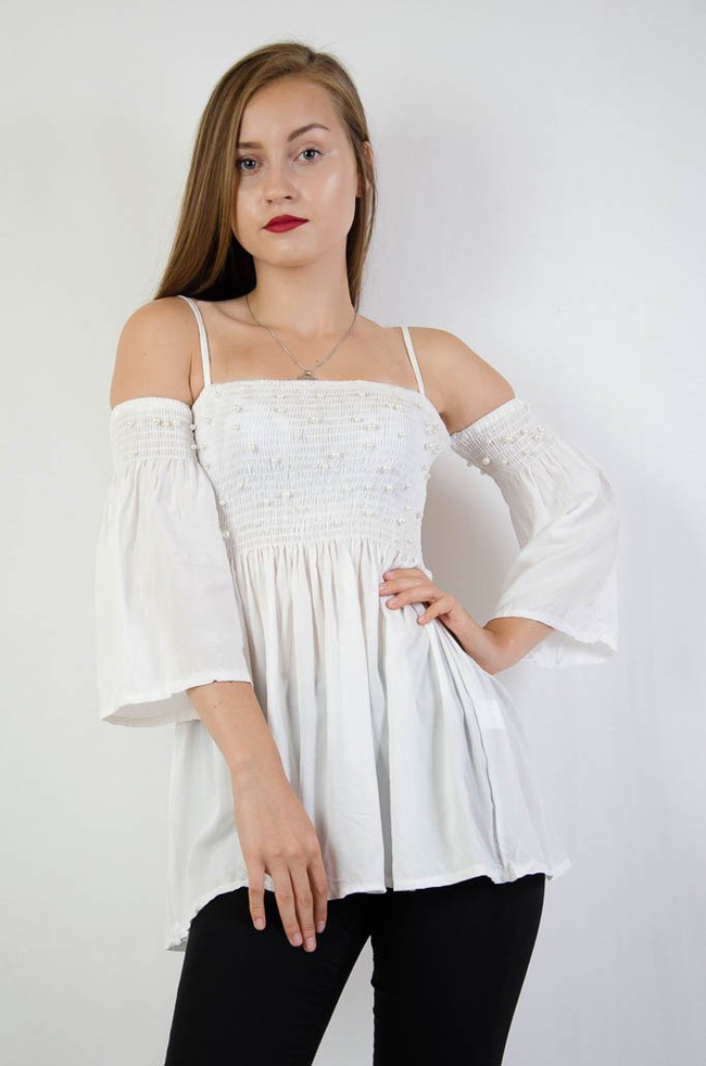 Biała bluzka z odkrytymi ramionami oraz perełkami