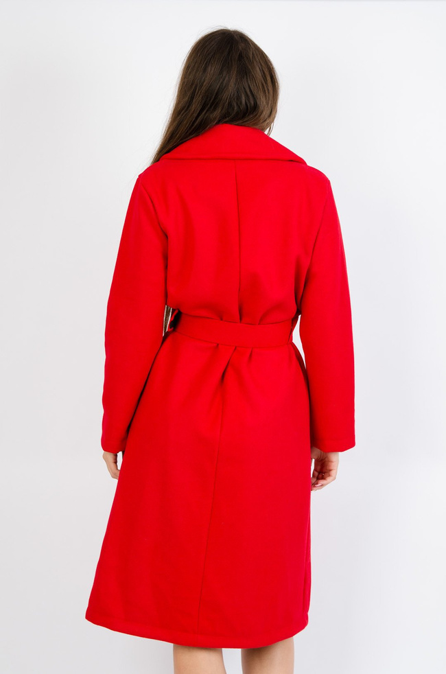 Długi czerwony płaszcz z paskiem