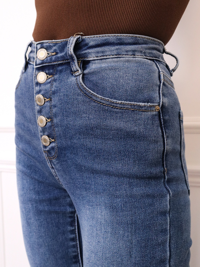 SPODNIE JEANSOWE Z WYSOKIM STANEM ZAPINANE NA GUZIKI- NIEBIESKIE