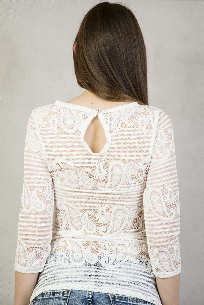 Biała bluzka z wkładkami w dekolcie, obszyta koronką