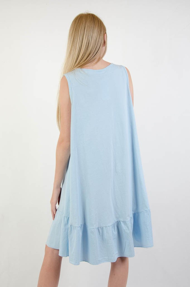 Niebieska rozkloszowana sukienka z dekoltem w serek oraz przypinką