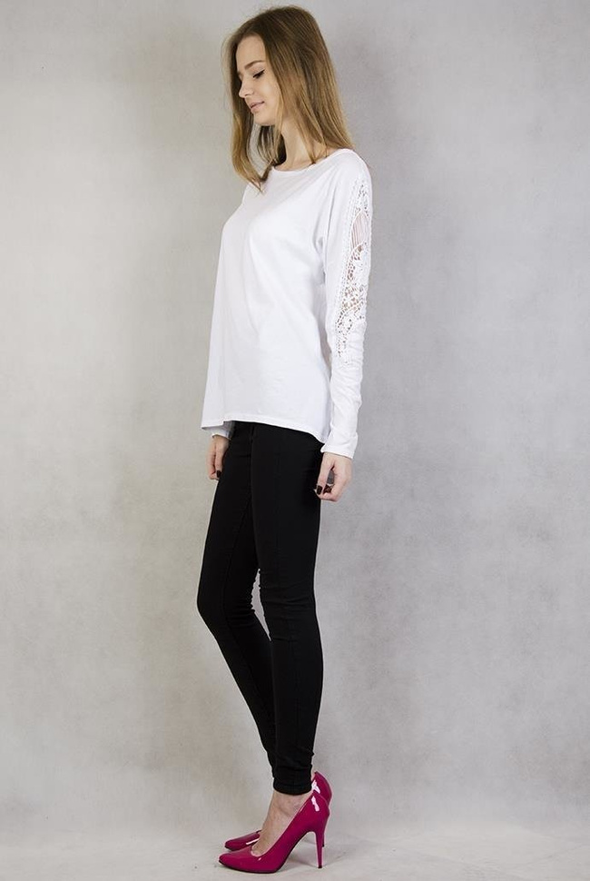 Biała bluzka z haftowanymi kwiatami