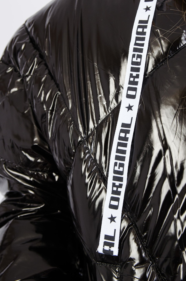 Czarna metaliczna kurtka z pikowaniem 