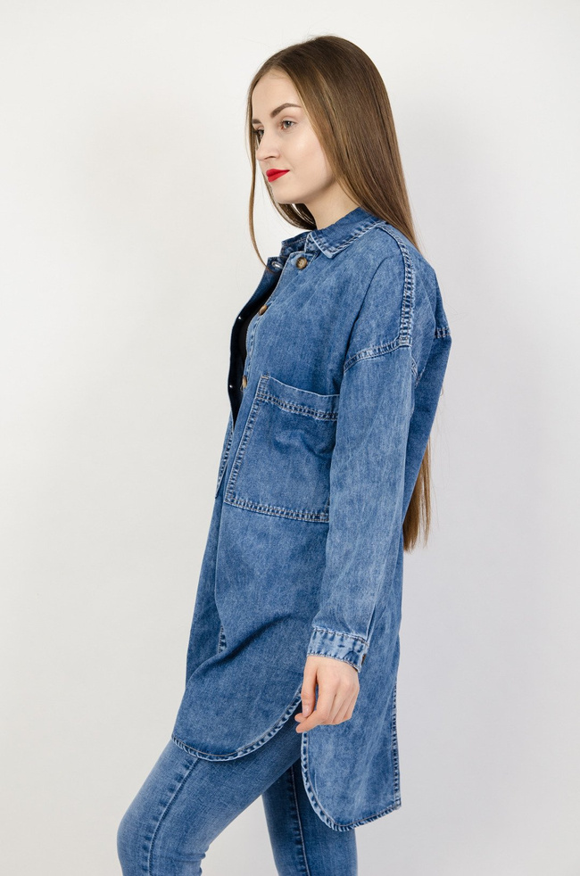 Długa koszula jeansowa z rozcięciami po bokach