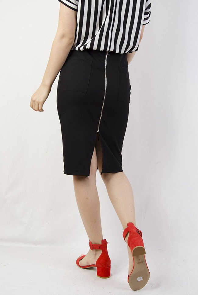 Czarna ołówkowa spódnica z zamkiem z tyłu