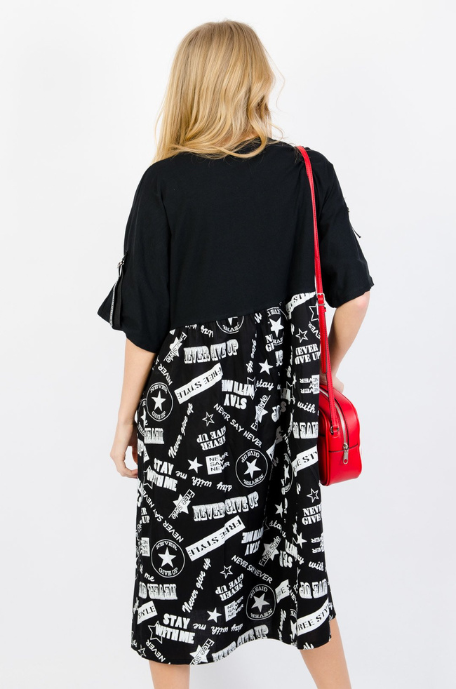 CZARNA ROZKLOSZOWANA SUKIENKA Z NAPISAMI