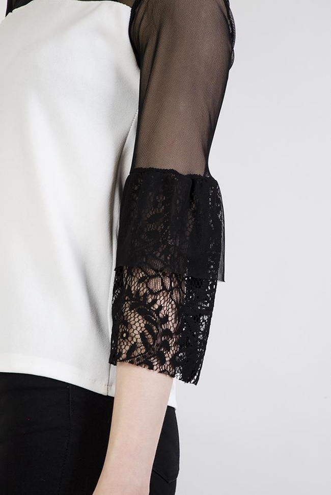 Biała bluzka z koronkowymi rękawami i wstawką z siateczki