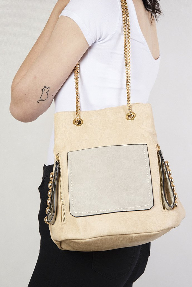 Beżowo-szara torebka na złotym łańcuszku