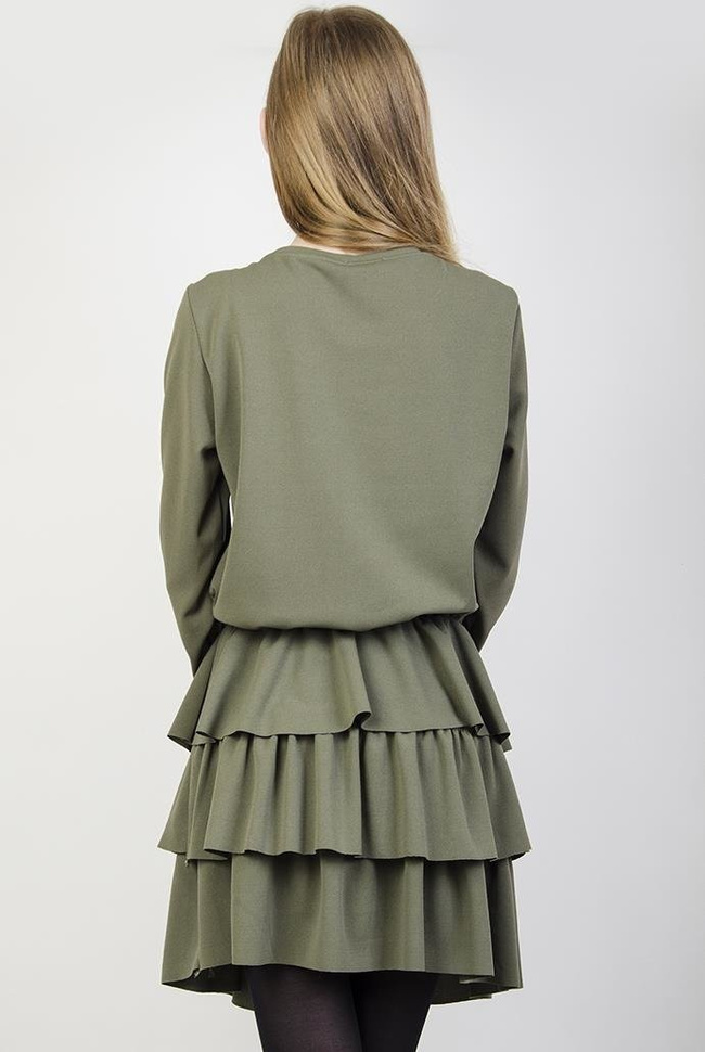 Zielona sukienka z falbankami i broszką