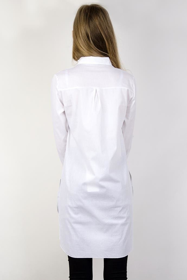 Biała koszula z przedłużanym tyłem i cekinami na kieszonce