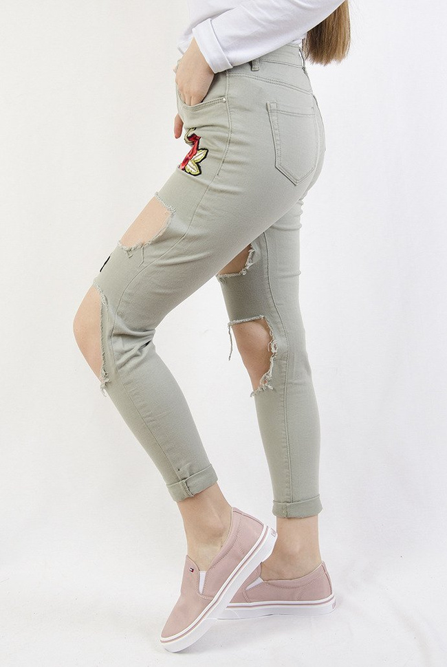 Zielone spodnie z dziurami