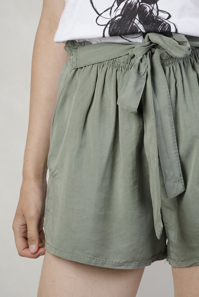 Zielone szorty z wiązaniem w pasie i gumką