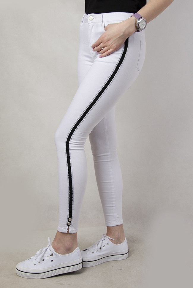 Białe spodnie z wysokim stanem i lampasami