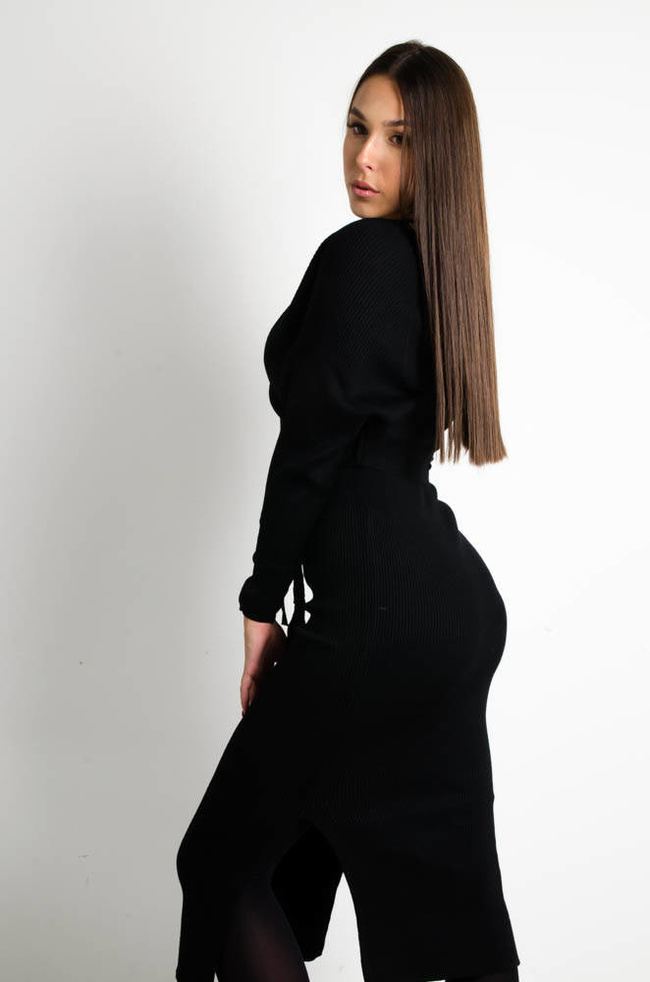 CZARNA PRĄŻKOWANA SUKIENKA MIDI Z ROZCIĘCIEM 