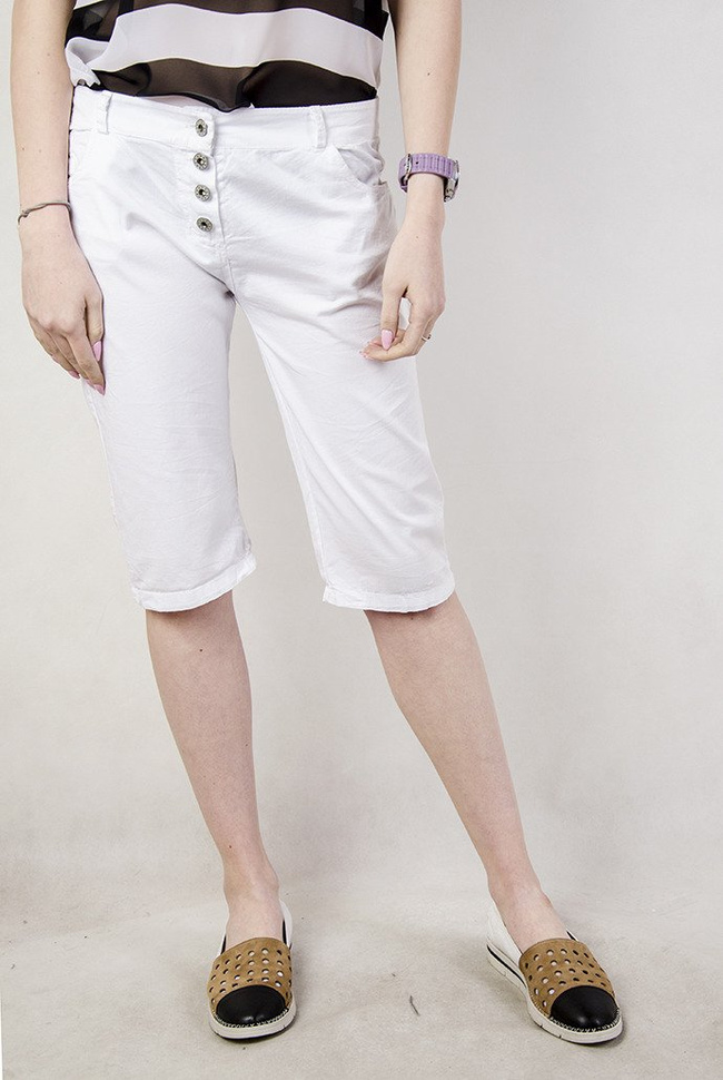 Białe spodenki przed kolano