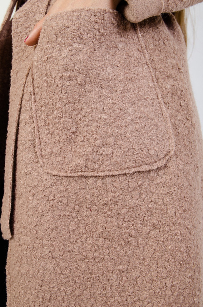 Jasno brązowy płaszcz wiązany w pasie