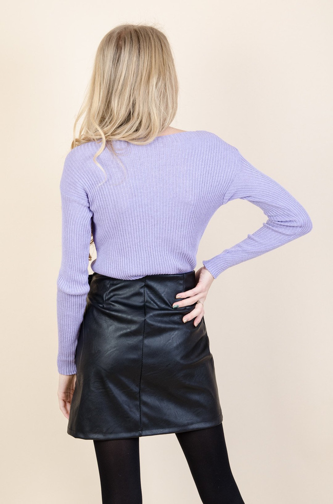 PRĄŻKOWANY SWETER W KOLORZE FIOLETOWYM 