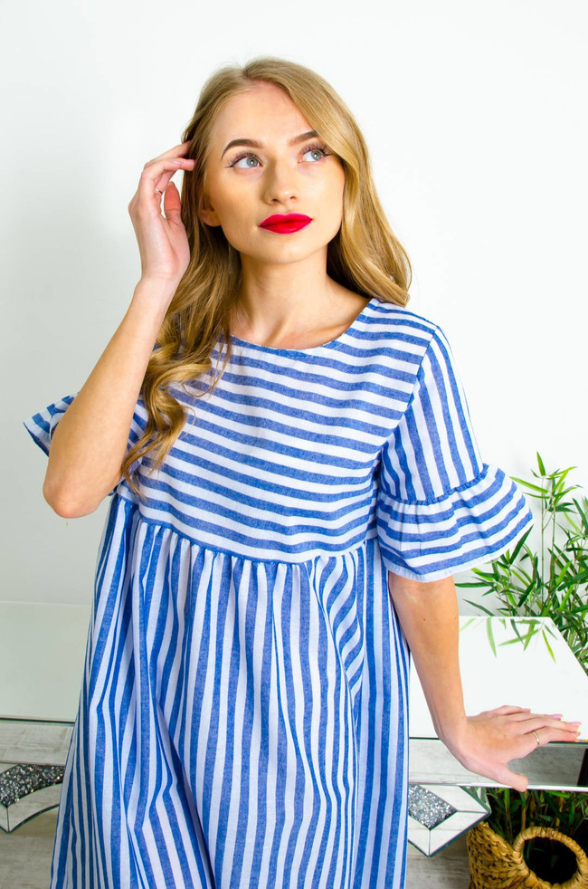 BIAŁO-NIEBIESKA SUKIENKA W PASKI O LUŻNYM KROJU