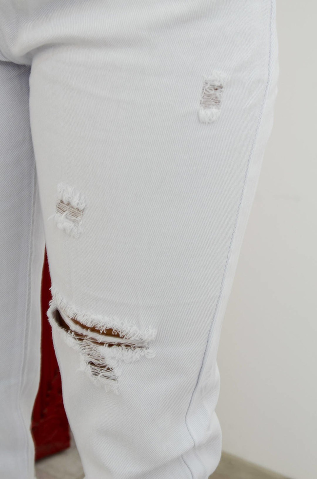 BIAŁE SPODNIE MOM FIT Z PRZETARCIAMI + PASEK