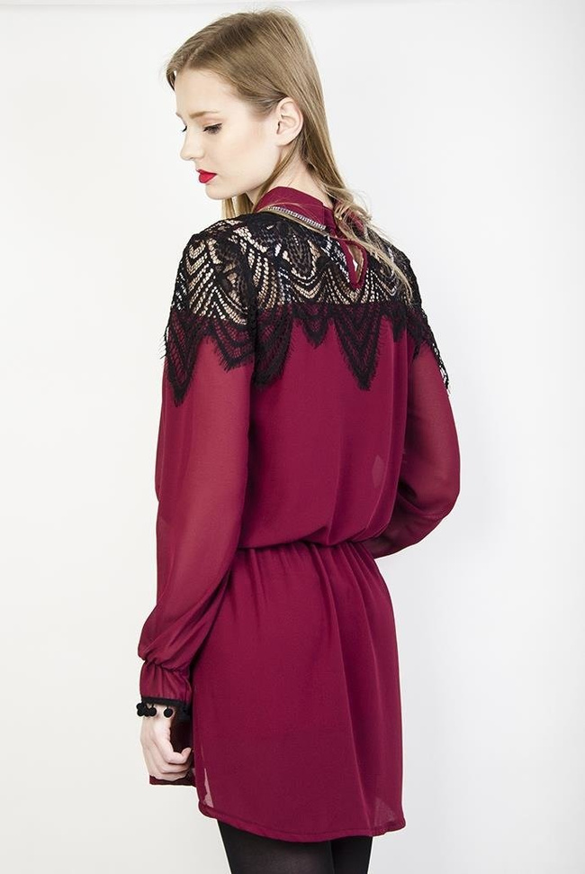 Bordowa szyfonowa sukienka ze zdobieniem i kołnierzykiem