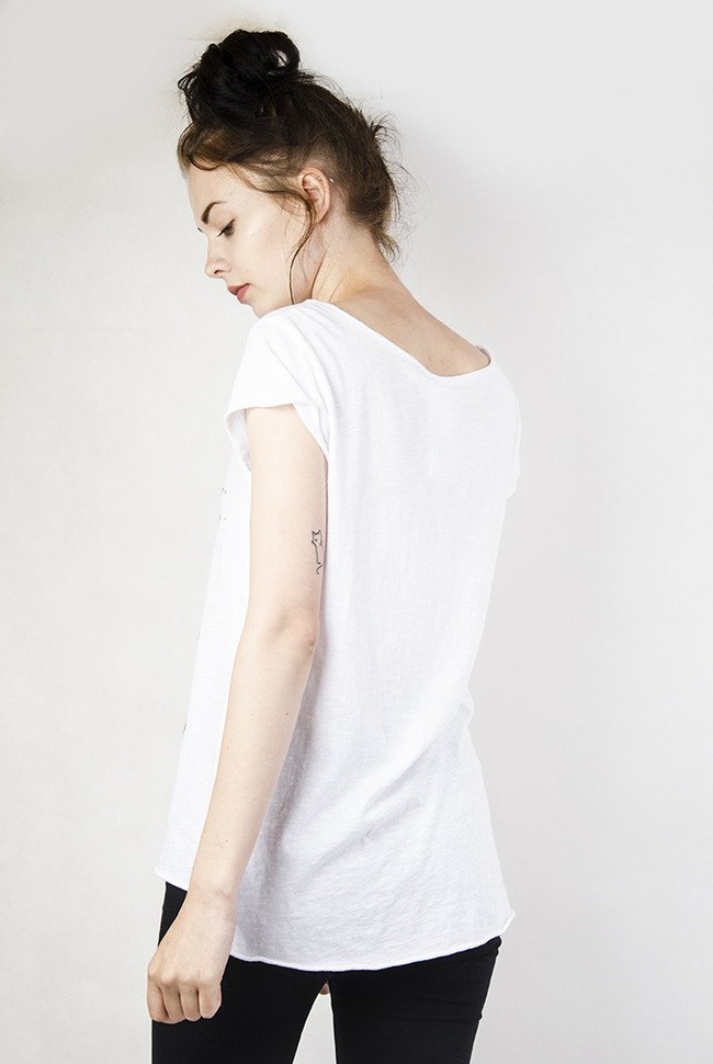 Biała bluzka z nadrukiem i cyrkoniami