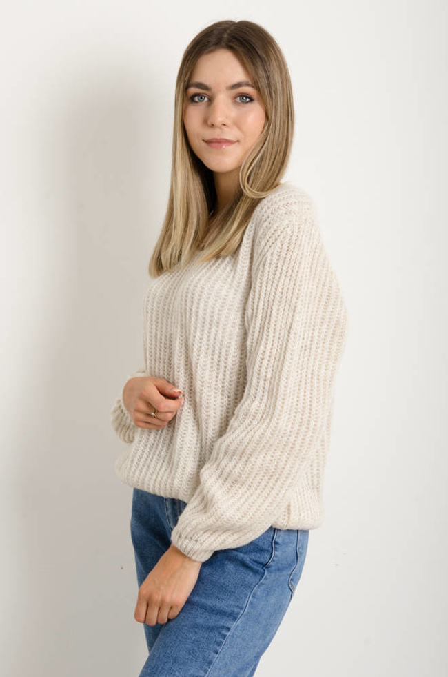 BEŻOWY SWETER Z DEKOLTEM W SZPIC