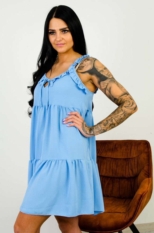 NIEBIESKA LUŹNA SUKIENKA Z FALBANKĄ NA RAMIĄCZKACH