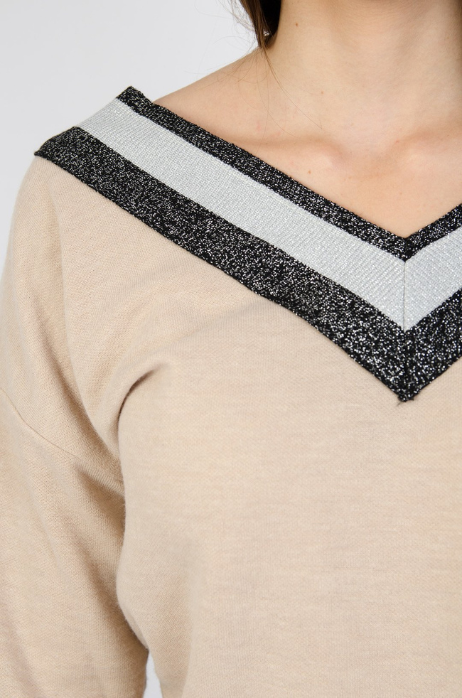Beżowa bluzka z brokatowymi wstawkami w dekolcie i rękawach