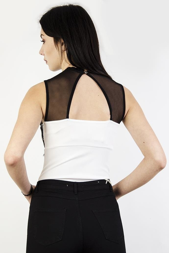 Białe body z wycięciem z tyłu oraz koronkowym zdobieniem