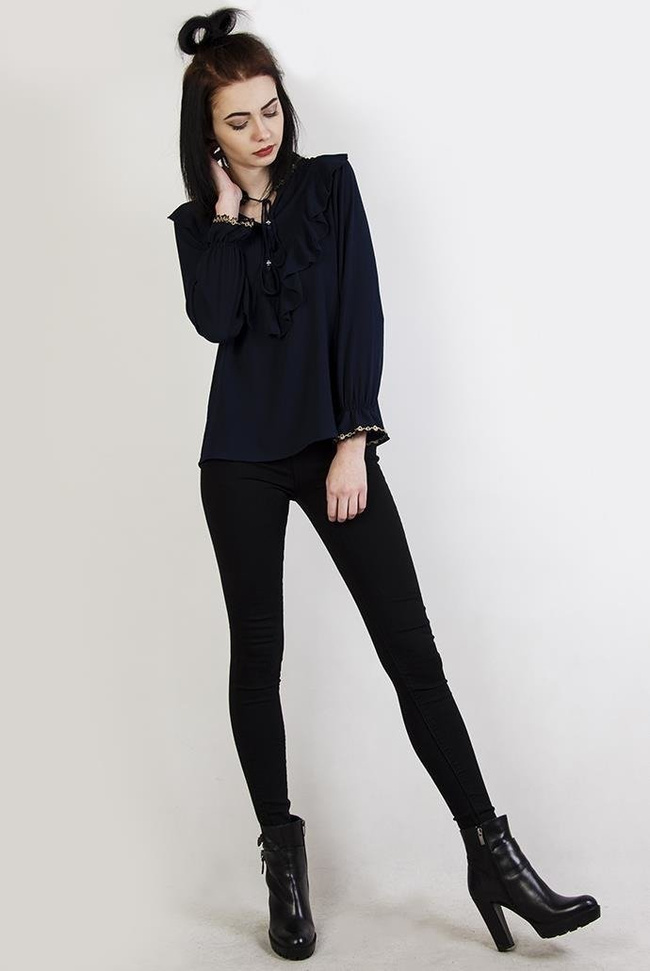 Granatowa bluzka z falbanką i wiązaniem przy szyi