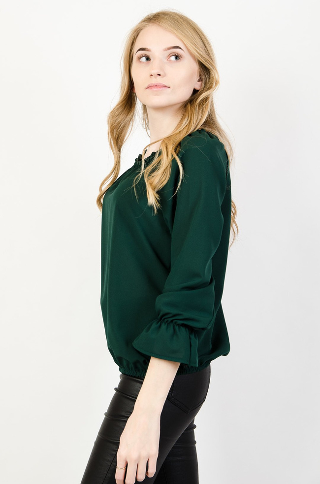 Zielona bluzka z gumką w dekolcie oraz rozszerzanymi rękawami