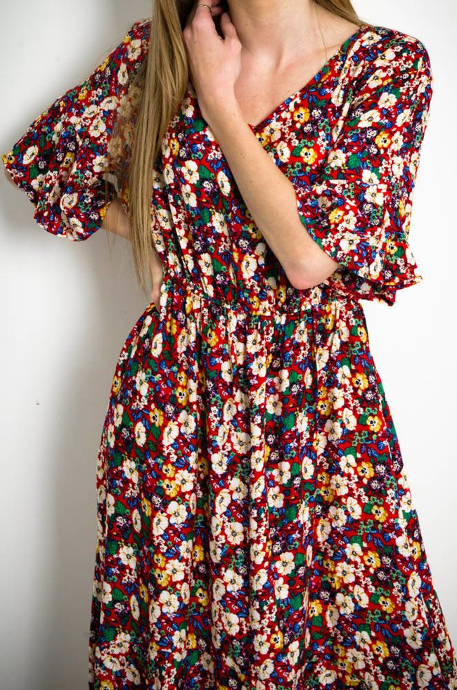 CZERWONA ASYMETRYCZNA SUKIENKA W KWIATY