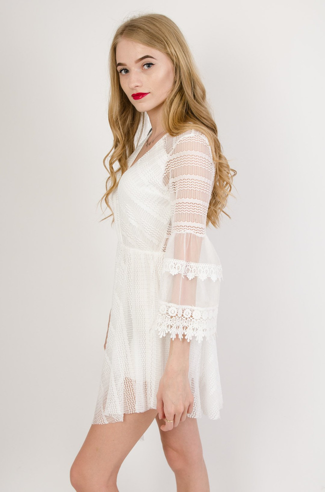 Biała ażurowa sukienka z asymetrycznym dołem oraz dekoltem w serek