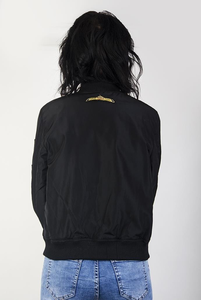 Czarna kurtka z naszywkami typu bomber