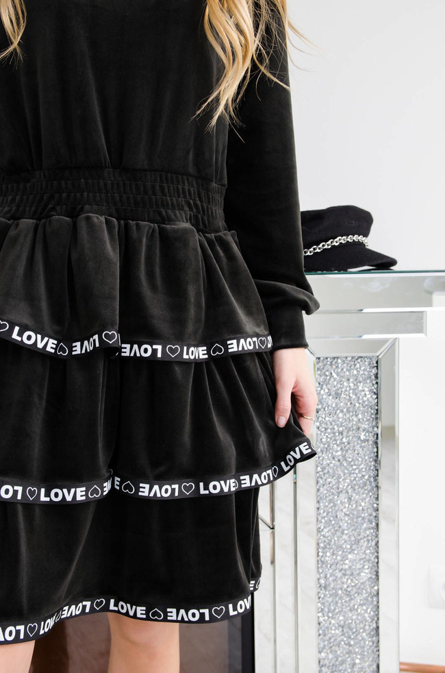 CZARNA WELUROWA SUKIENKA Z FALBANAMI ORAZ NAPISAMI