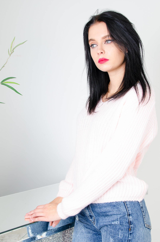 JASNO RÓŻOWY SWETER Z DEKOLTEM W SZPIC