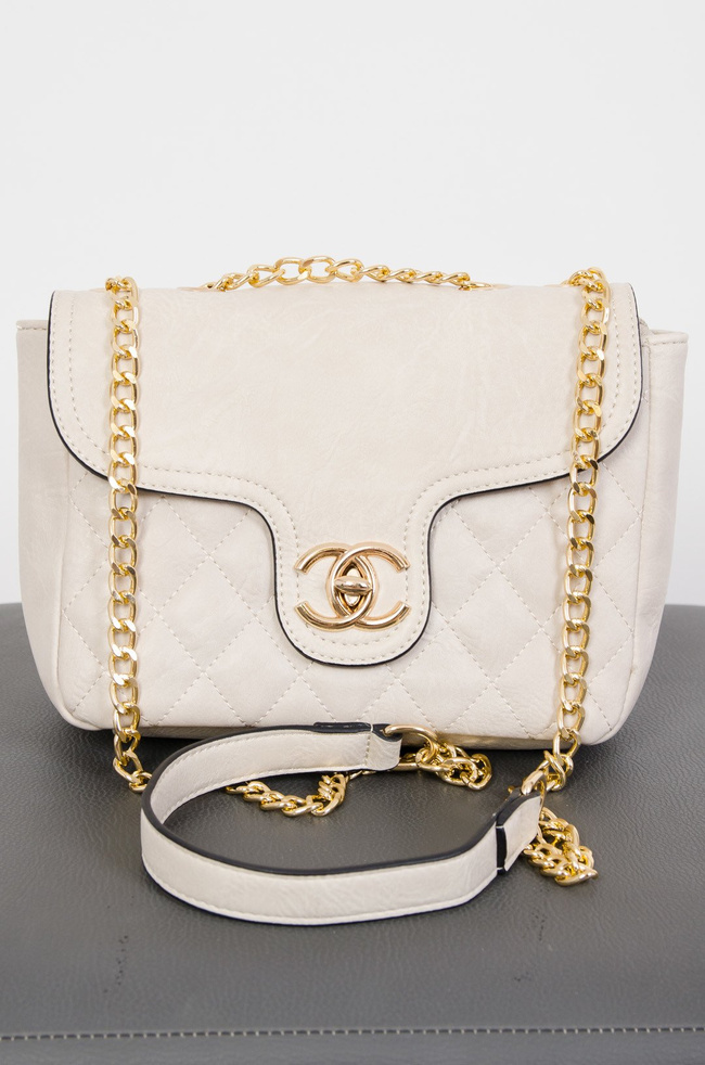 Kremowa pikowana torebka ze złotym łańcuszkiem