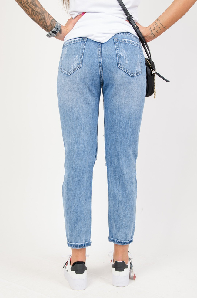 Jeansowe spodnie typu boyfriend z dziurami