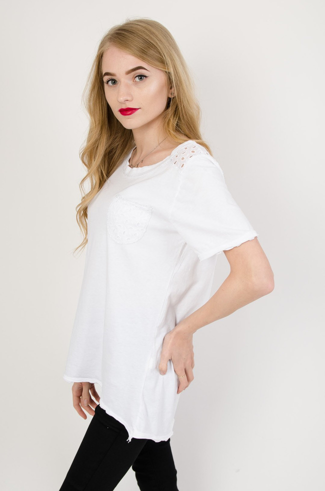 Biała bluzka obszyta srebrną nicią i ażurową kieszonką