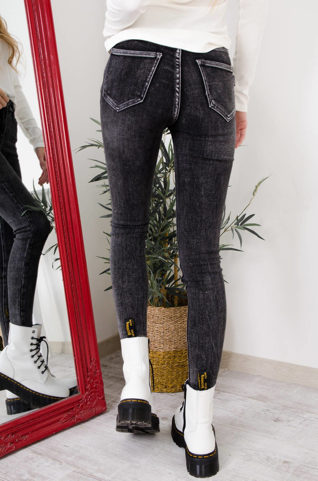 CZARNE JEANSY Z EFEKTEM SPRANIA-WYSOKI STAN