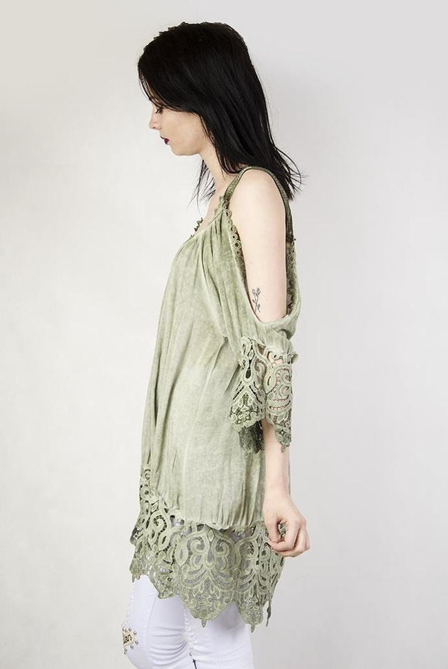 Zielona bluzka z ażurowymi wstawkami i odkrytymi ramionami