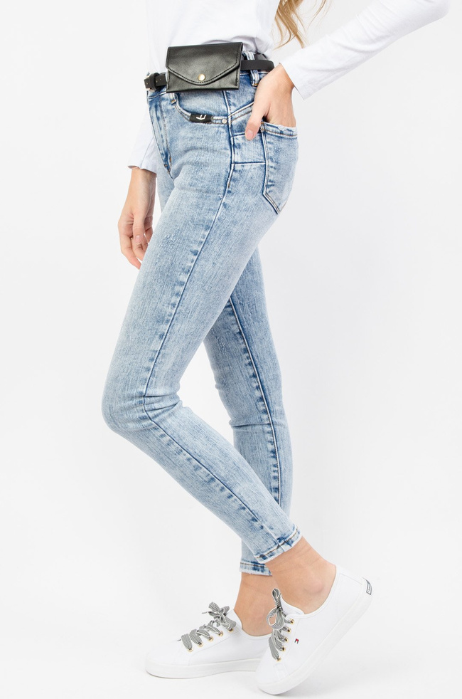 JASNE SPODNIE JEANSOWE Z NERKĄ- SASZETKĄ NA PASKU