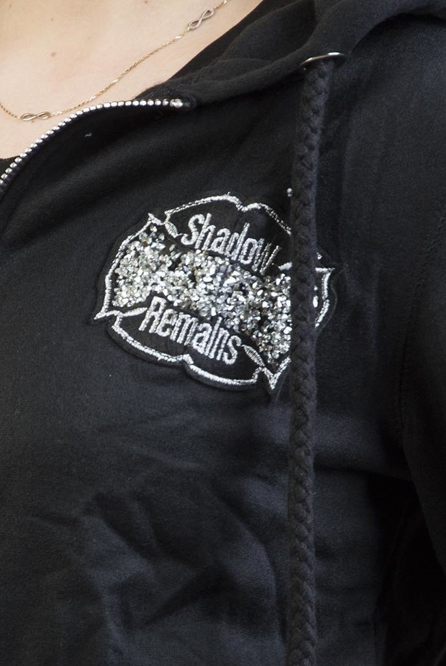 Czarna bluza z kapturem i naszywkami, zapinana na zamek