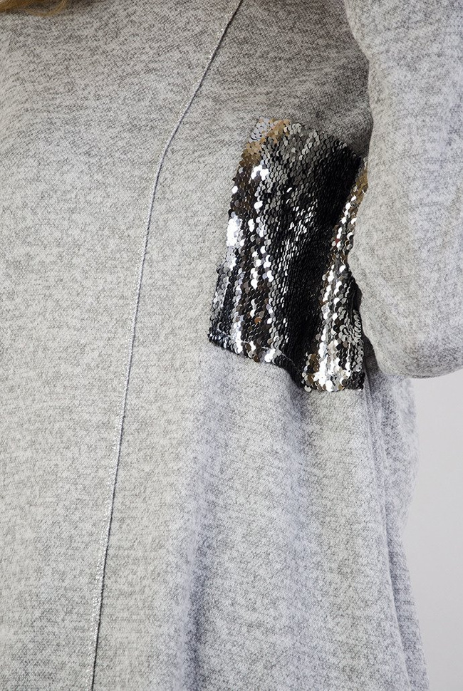 Jasnoszara tunika z cekinową kieszenią