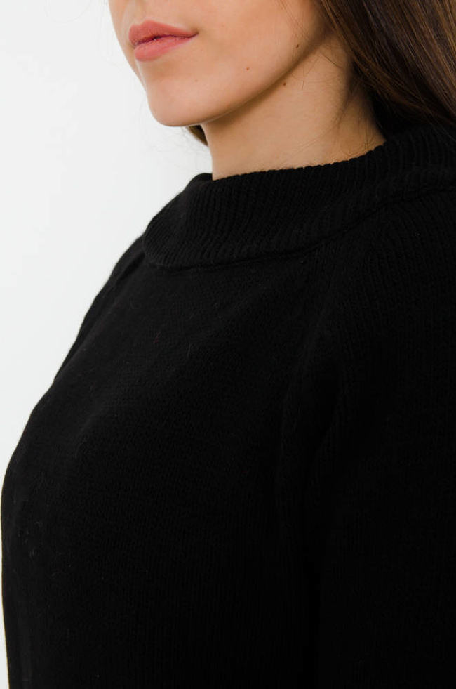 CZARNY SWETER ZE WSTAŻKĄ NA RĘKAWIE 