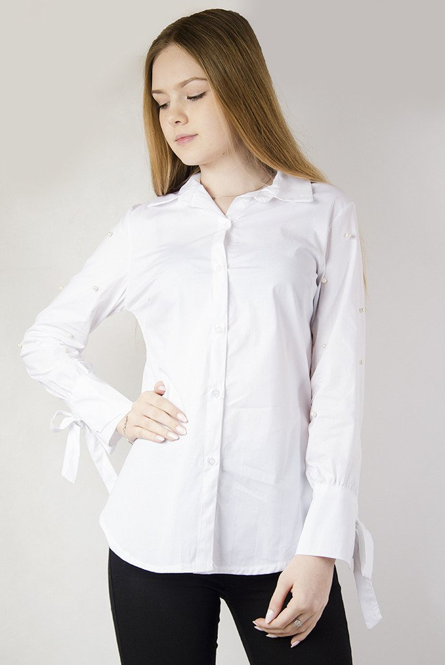Biała koszula z perełkami oraz wiązaniem przy rękawach