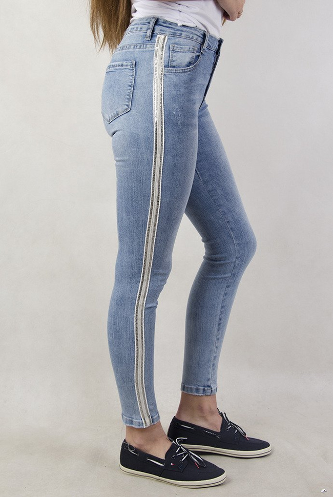 Jasne spodnie jeansowe z lampasami z cekinów oraz perełek