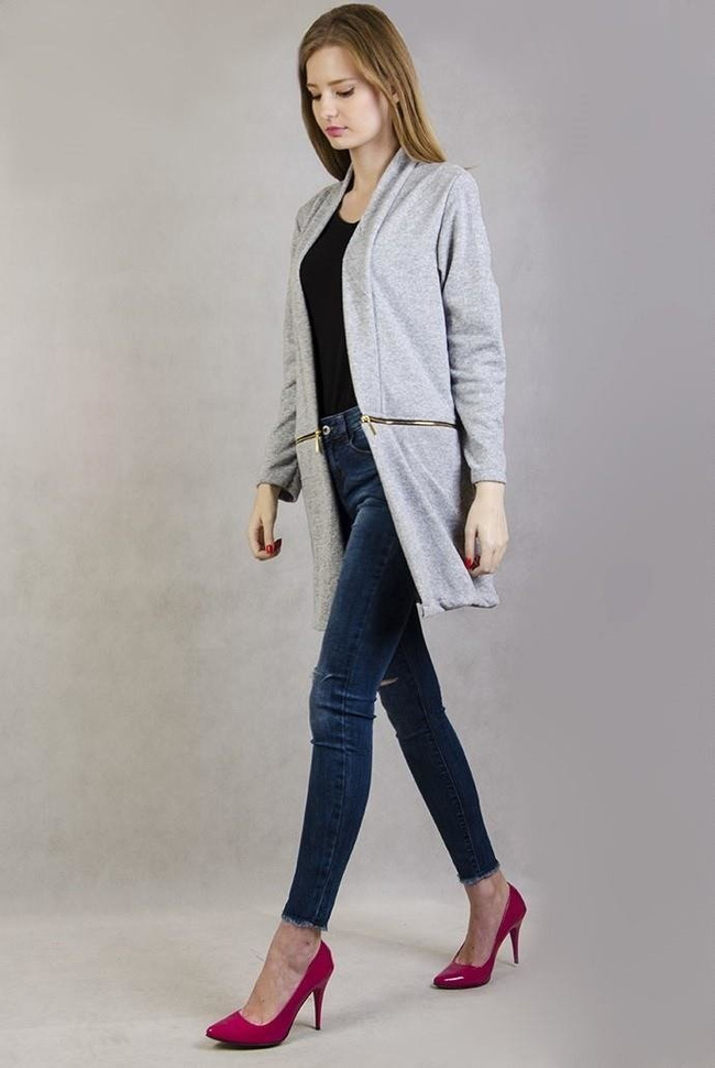 Jasnoszara narzuta z ozdobnymi, złotymi zamkami