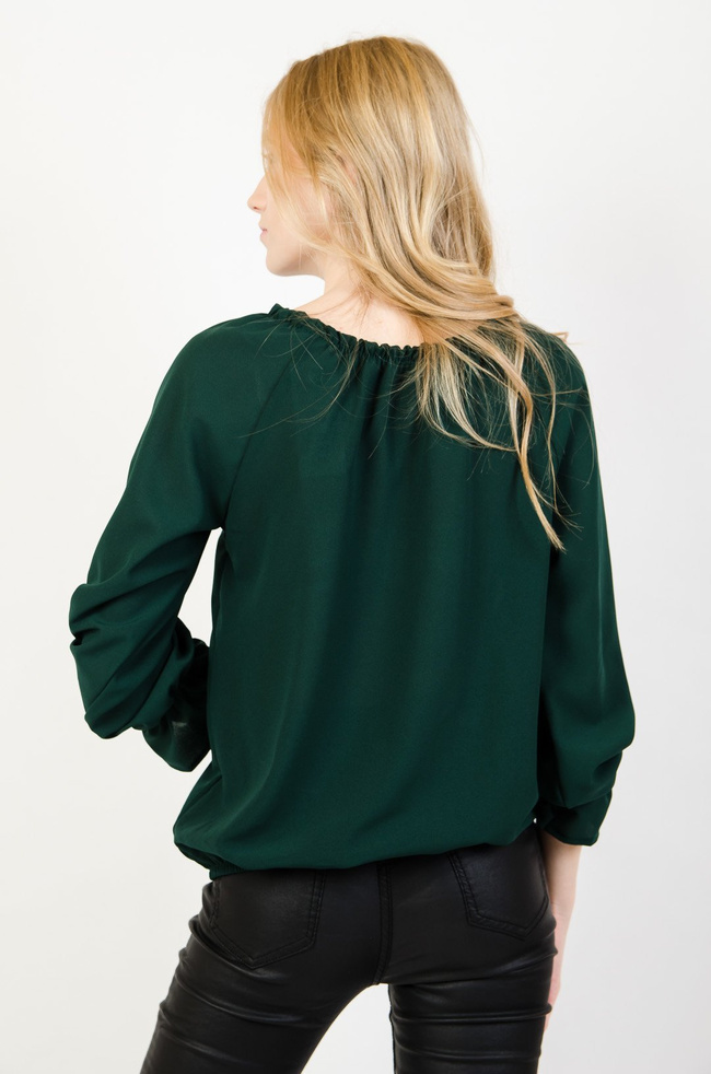Zielona bluzka z gumką w dekolcie oraz rozszerzanymi rękawami