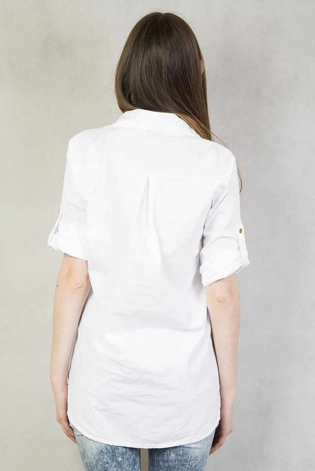 Biała koszula z naszywkami